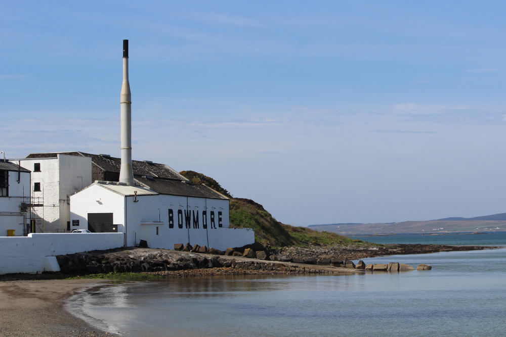 Bowmore Distillery on the shores of Lochindaal